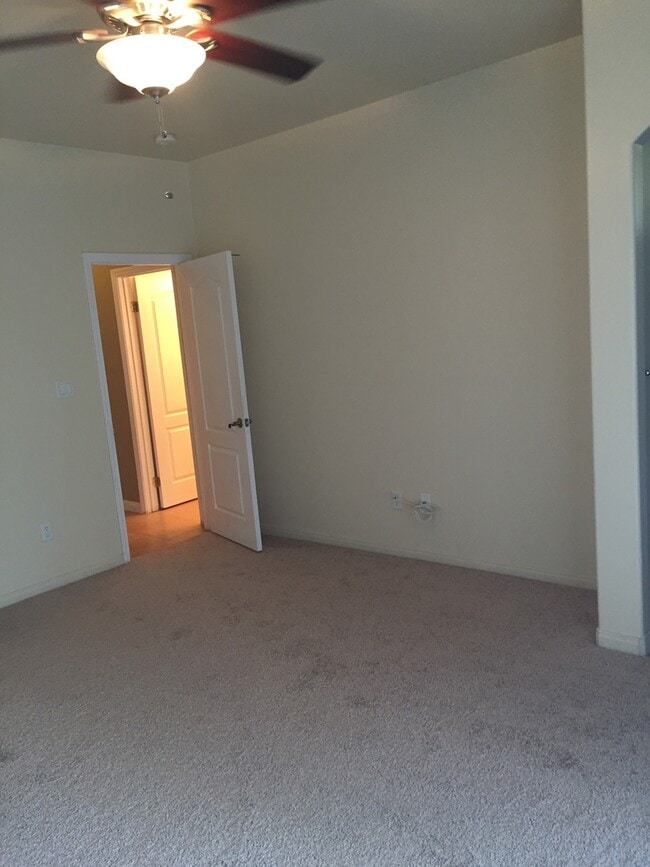 Building Photo - SW Bakersfield 3 Bedroom 2 Bath + office