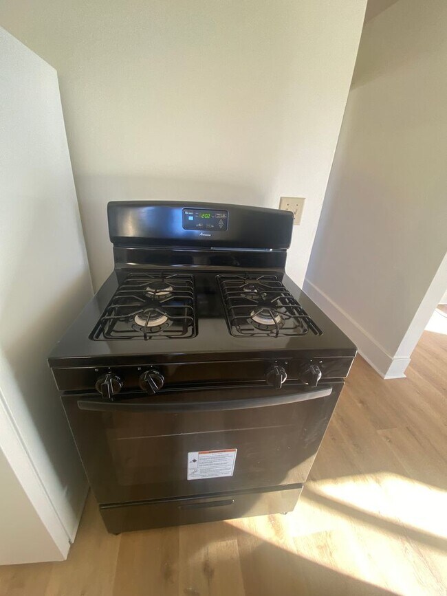 Building Photo - 588 Oak St