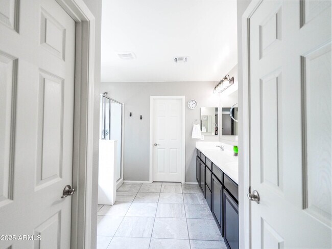 Building Photo - 761 W Desert Hollow Dr