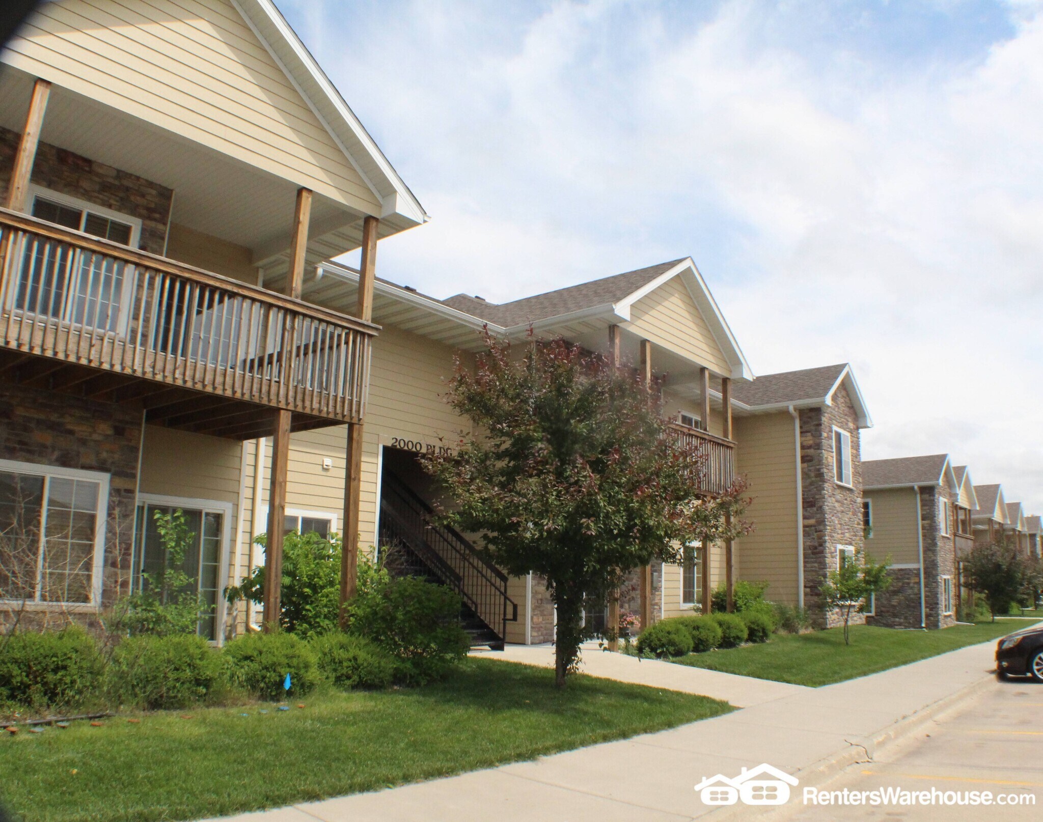 Building Photo - 2000 Meadow Ct