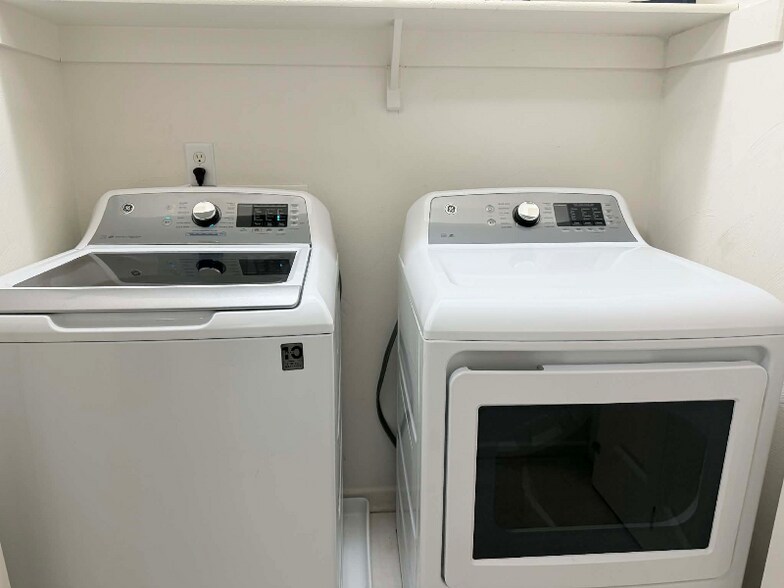 Building Photo - 5425 Port Royal Dr