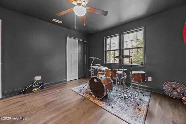 Building Photo - 521 N Hale St