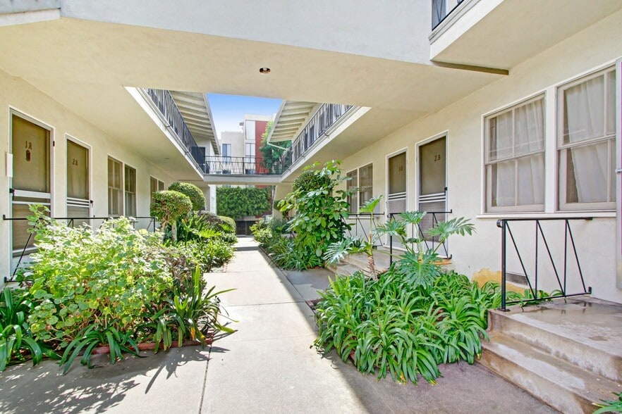 Building Photo - 10908 SM Blvd, prime Westwood, near transit