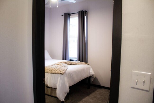 Building Photo - 1439 N Telluride St