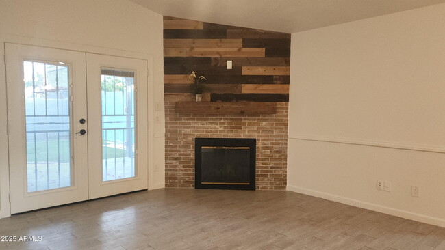 Building Photo - 1433 E Kerry Ln