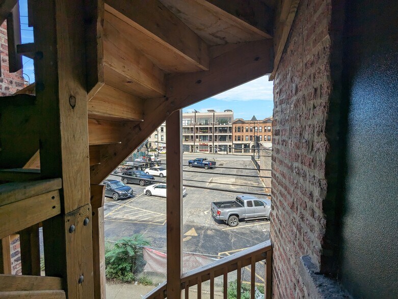 Building Photo - 3935 N Janssen Ave