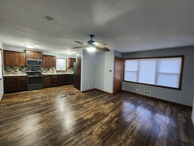 Building Photo - 320 Fanelle Ave