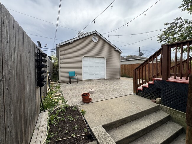 Building Photo - 1031 N Keeler Ave