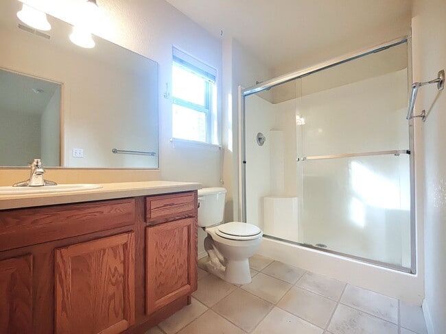 Building Photo - Beautiful 2x2.5 townhouse in NW Crossing!