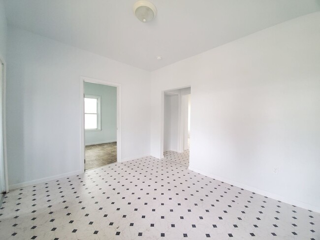 Building Photo - 407 S 8th St