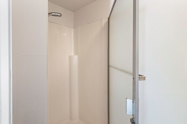 Building Photo - Modern Condo with over 1300 Square Feet wi...
