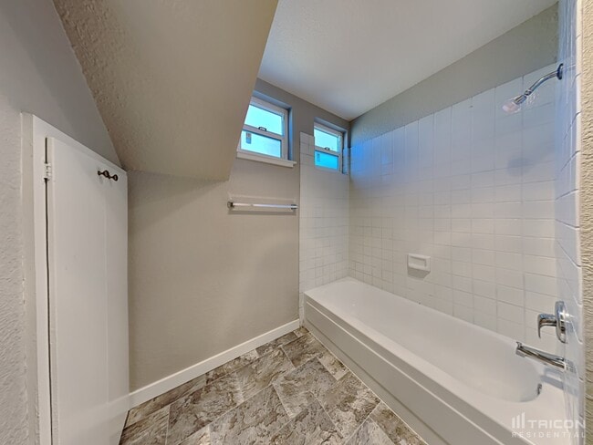 Building Photo - 308 Grape St