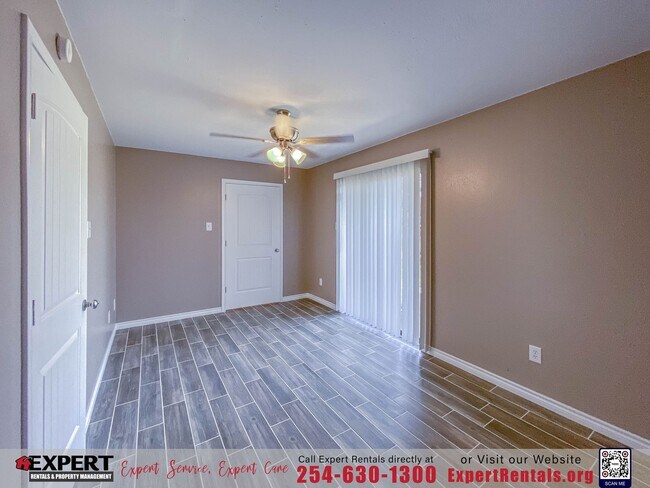 Building Photo - 2 bedroom/ 1 bath with one car garage.