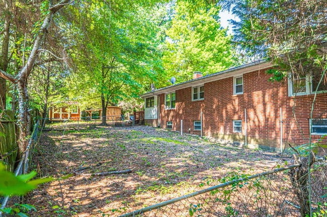 Building Photo - 555 N Leak St