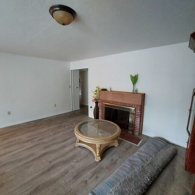 Building Photo - Spacious 5 bedroom home in Carmichael