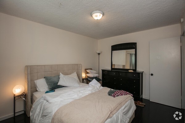 Building Photo - 2328 Virginia Ave