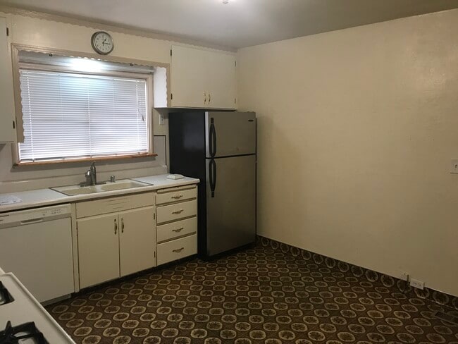 Building Photo - 576 Military E