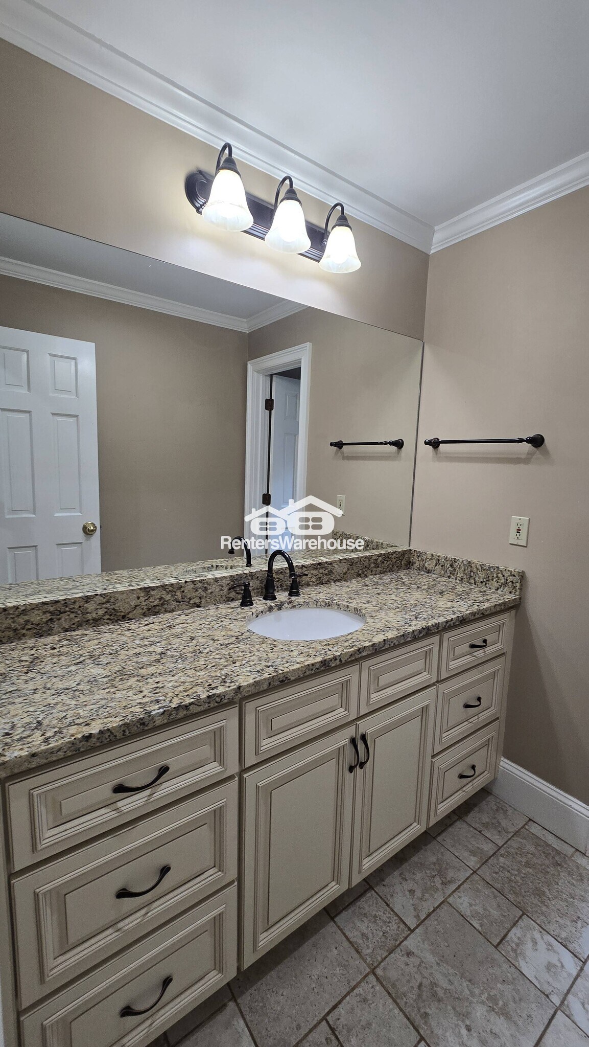 Building Photo - 165 Oak Hill Cir