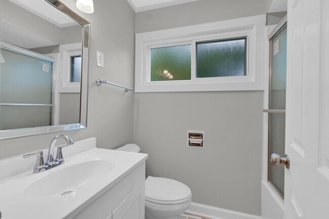 Building Photo - 304 Seneca St