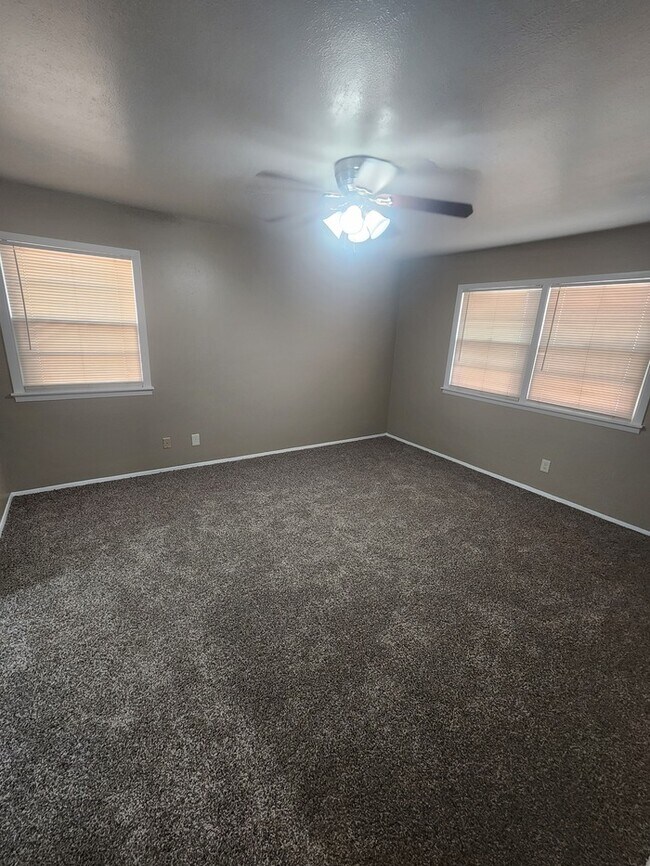 Building Photo - 3 bed 2 bath home, 2 car garage