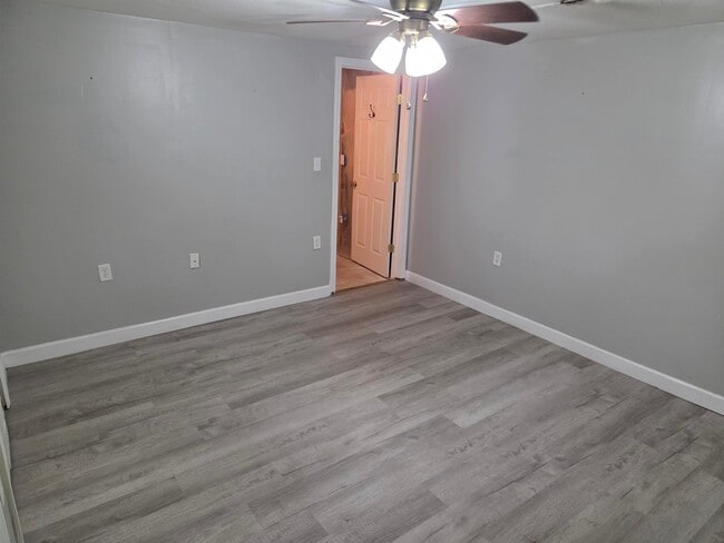 Building Photo - 16 River Rd