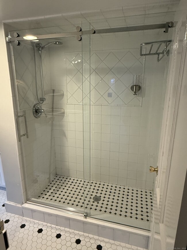 Building Photo - 33 Parsonage Rd