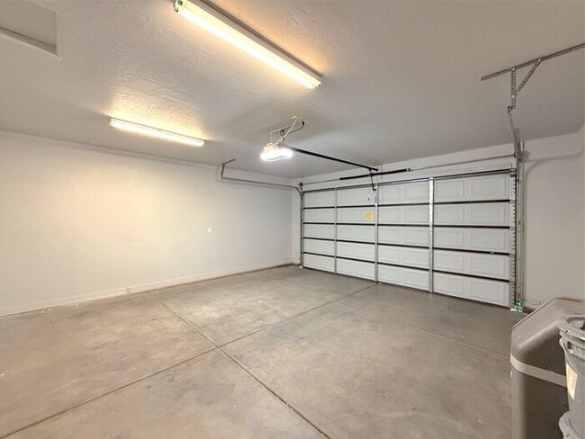 Building Photo - 4 bed, 2.5 bath duplex unit w/2 car garage