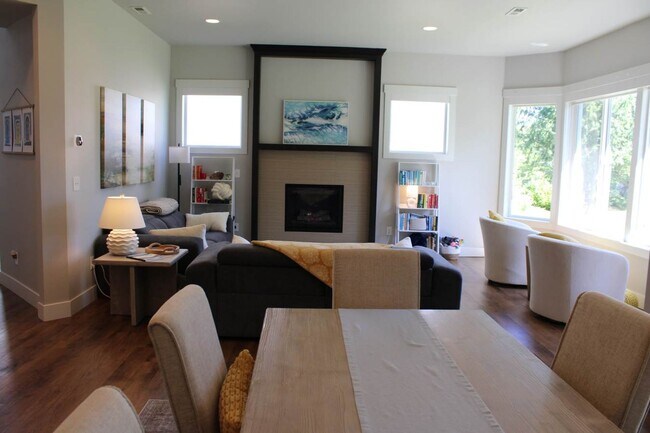 Building Photo - Beautiful Wollochet Bay 3-Bedroom Town Home
