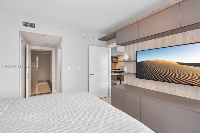 Building Photo - 200 Biscayne Blvd Way