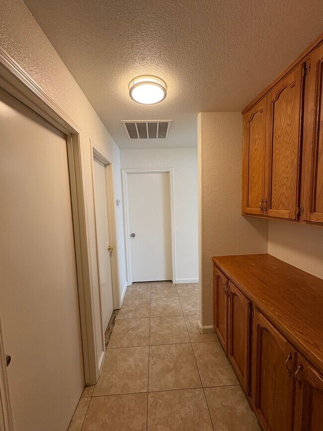 Building Photo - NE Visalia home Rent Ready!