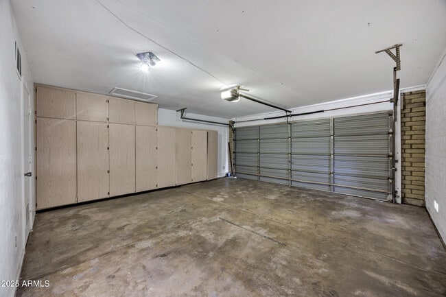 Building Photo - 8558 E Vía De Viva