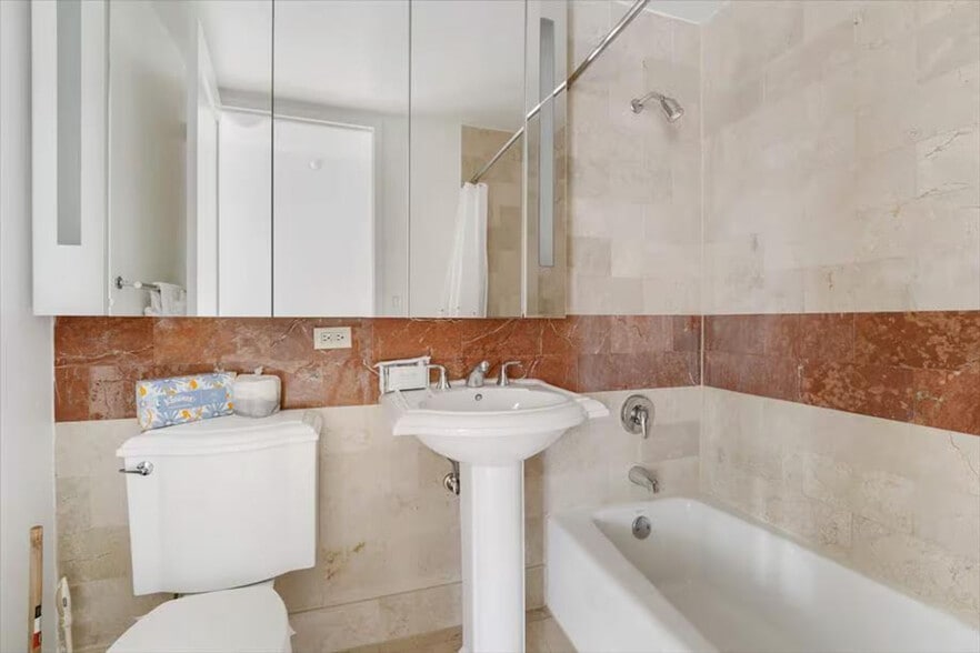 Building Photo - 254 W 54th St