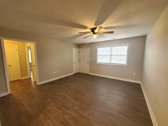 Building Photo - Charming 2BR/1BA Apartment – Well-Maintain...