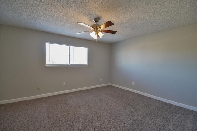 Building Photo - 1326 Town Cir