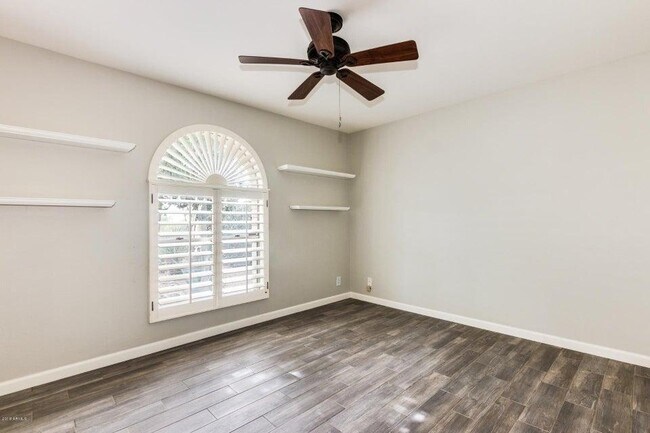 Building Photo - 2218 E Cactus Wren Dr