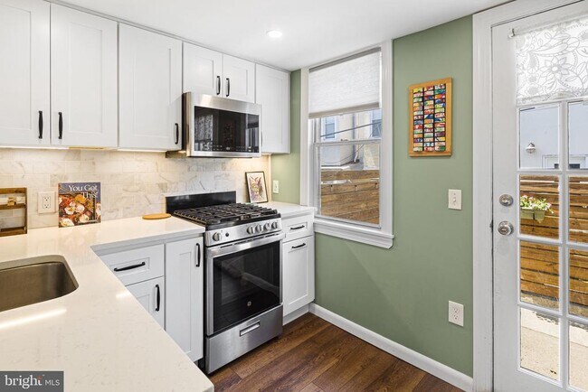 Building Photo - 880 N Myrtlewood St