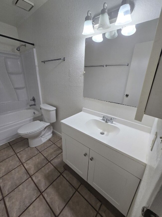 Building Photo - TRIPLEX 2BD/1BA COMING SOON!!! SPACIOUS BACKYARD!!