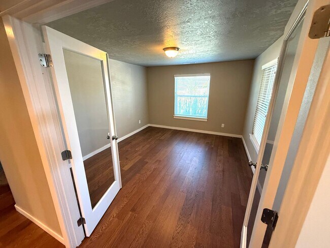 Building Photo - SCHEDULE A TOUR TODAY TO VIEW THIS STUNNING HOME IN SW REDMOND!!