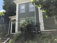 Building Photo - Beautiful 3 Bedroom 1 Bath Apartment in Crown Hill