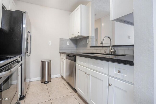 Building Photo - 8577 Rugby Dr
