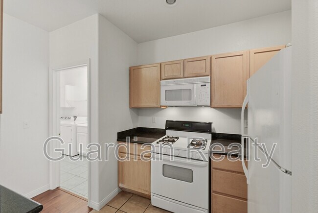 Building Photo - 2050 W Warm Springs Rd