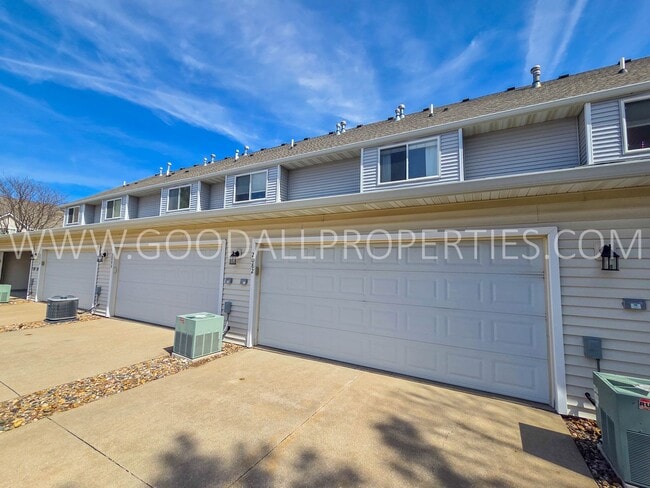 Building Photo - Spacious Townhome in Clive | 2 Bed + 2.5 Bath with Garage