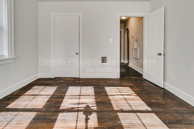 Building Photo - 944 East Dr