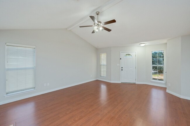 Building Photo - Charming & Updated home in Blue Pine Village!