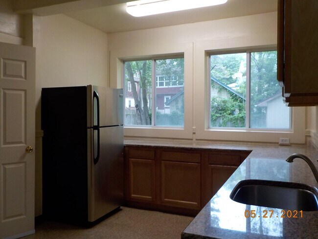 Building Photo - Available 6/1/25 Charming Two Story Single...