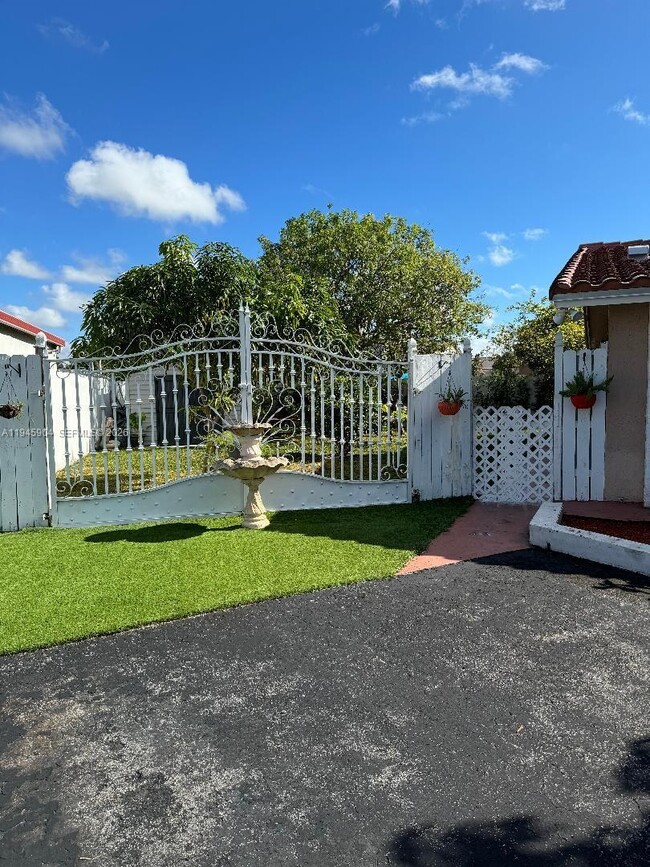 Building Photo - 1045 SW 122nd Ct