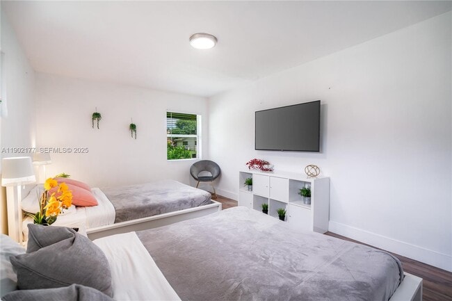 Building Photo - 14615 NE 3rd Ct