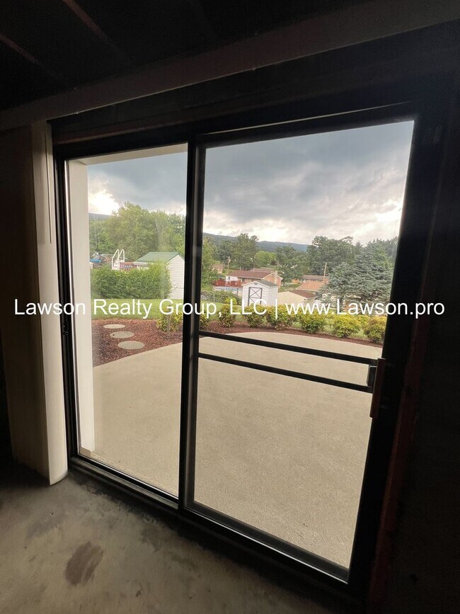 Building Photo - Very Nice Updated Ranch in Salem (Glenvar ...