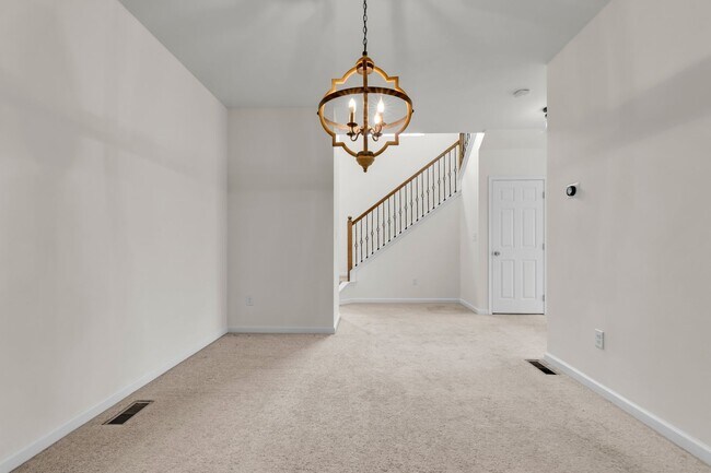 Building Photo - 3 bedroom Townhouse