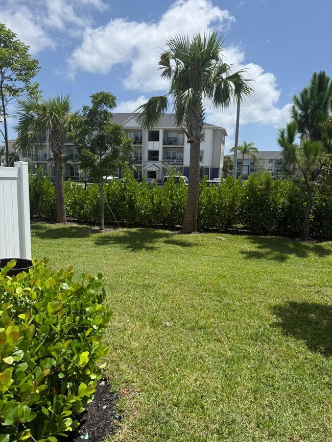 Building Photo - 379 SE Crossoak Ln